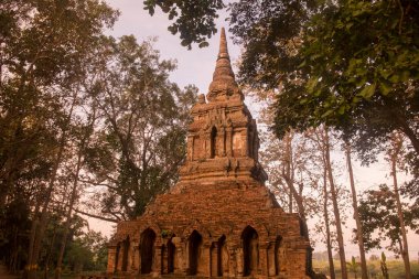 Kuzey Tayland 'da Chiang Rai şehrinin kuzeyindeki Chiang Saen kasabasındaki Wat Pa Sak. Tayland, Chiang Sean, Kasım 2019