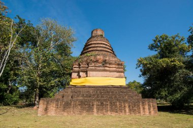 Kuzey Tayland 'da Chiang Rai şehrinin kuzeyindeki Chiang Saen kasabasındaki Khieo Nehri' nin yıkıntıları. Tayland, Chiang Sean, Kasım 2019