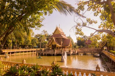 Chiang Saen kasabasındaki Pha Ngao Tapınağı Wat Phra Kuzey Tayland 'daki Chiang Rai şehrinin kuzeyindeki Mekong Nehri' nin altın üçgeni. Tayland, Chiang Sean, Kasım 2019