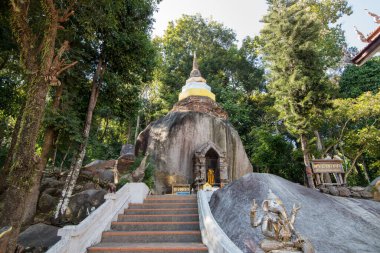 Chiang Saen kasabasındaki Pha Ngao Tapınağı Wat Phra Kuzey Tayland 'daki Chiang Rai şehrinin kuzeyindeki Mekong Nehri' nin altın üçgeni. Tayland, Chiang Sean, Kasım 2019