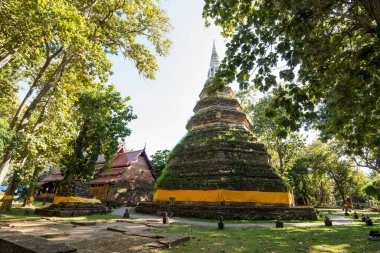 Kuzey Tayland 'da Chiang Rai şehrinin Chiang Saen kasabasındaki Chedi Luang' ın Wat Phra 'sı. Tayland, Chiang Sean, Kasım 2019
