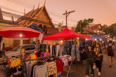 Wat Pha Khaopan, Kuzey Tayland 'daki Chiang Rai şehrinin kuzeyindeki Chiang Saen kasabasındaki Mekong Nehri' ndeki Cumartesi gecesi pazarında. Tayland, Chiang Sean, Kasım 2019