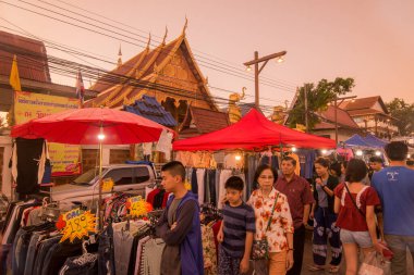 Wat Pha Khaopan, Kuzey Tayland 'daki Chiang Rai şehrinin kuzeyindeki Chiang Saen kasabasındaki Mekong Nehri' ndeki Cumartesi gecesi pazarında. Tayland, Chiang Sean, Kasım 2019