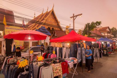 Wat Pha Khaopan, Kuzey Tayland 'daki Chiang Rai şehrinin kuzeyindeki Chiang Saen kasabasındaki Mekong Nehri' ndeki Cumartesi gecesi pazarında. Tayland, Chiang Sean, Kasım 2019