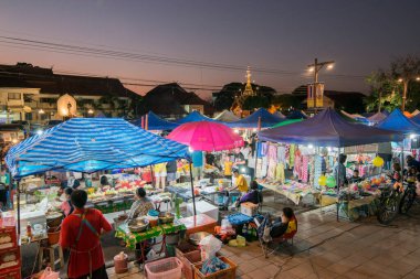 Kuzey Tayland 'daki Chiang Rai şehrinin kuzeyindeki Chiang Saen kasabasındaki Mekong Nehri' ndeki Cumartesi gecesi marketi. Tayland, Chiang Sean, Kasım 2019
