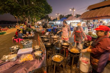 Kuzey Tayland 'daki Chiang Rai şehrindeki Chiang Saen kasabasındaki gece marketinde bir sokak yemekleri mutfağı. Tayland, Chiang Sean, Kasım 2019