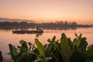 Kuzey Tayland 'da Chiang Rai şehrinin kuzeyindeki Chiang Saen kasabasındaki mekong nehrinde bir nakliye gemisi. Tayland, Chiang Sean, Kasım 2019