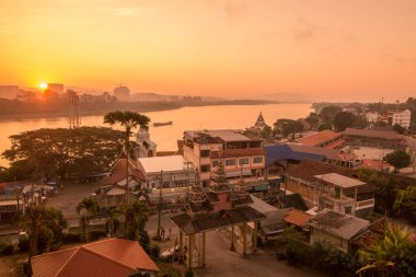 Chiang Saen kasabası Kuzey Tayland 'daki Chiang Rai şehrinin kuzeyindeki mekong nehrinde. Tayland, Chiang Sean, Kasım 2019