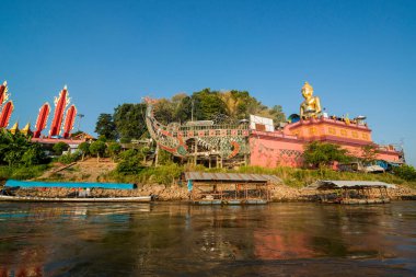 Kuzey Tayland 'daki Chiang Rai şehrinin kuzeyindeki Sop Ruak kasabasındaki Mekong Nehri' ndeki Ejderha Teknesi Tapınağı 'ndaki dev Buda. Tayland, Chiang Sean, Kasım 2019