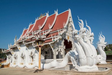 Kuzey Tayland 'daki Chiang Rai şehrinin kuzeyindeki Sop Ruak kasabasındaki Wat Sob Ruak. Tayland, Chiang Sean, Kasım 2019