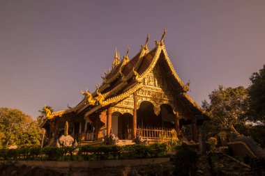 Wat Phra Borommathat yakınlarındaki Uposatha Salonu Pha Ngao Tapınağı yakınlarındaki Chiang Saen kasabasında bulunan Chiang Rai şehrinin kuzeyindeki altın üçgendeki Mekong Nehri 'nde. Tayland, Chiang Sean, Kasım 2019