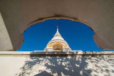 Wat Phra Borommathat 'deki Putta Nimit Chedi Pha Ngao Tapınağı yakınlarındaki Chiang Saen kasabasında Mekong Nehri' nde Kuzey Tayland 'daki Chiang Rai şehrinin altın üçgeninde. Tayland, Chiang Sean, Kasım 2019
