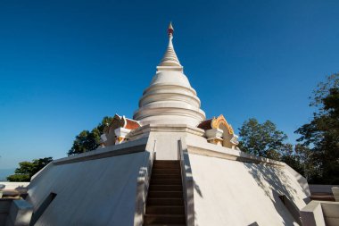 Wat Phra Borommathat 'deki Putta Nimit Chedi Pha Ngao Tapınağı yakınlarındaki Chiang Saen kasabasında Mekong Nehri' nde Kuzey Tayland 'daki Chiang Rai şehrinin altın üçgeninde. Tayland, Chiang Sean, Kasım 2019