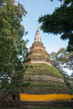 Kuzey Tayland 'da Chiang Rai şehrinin Chiang Saen kasabasındaki Chedi Luang' ın Wat Phra 'sı. Tayland, Chiang Sean, Kasım 2019