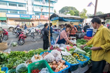 Kuzey Tayland 'daki Chiang Rai şehrinin kuzeyindeki Chiang Saen kasabasındaki Sin Sombun Market' te taze sebze. Tayland, Chiang Sean, Kasım 2019