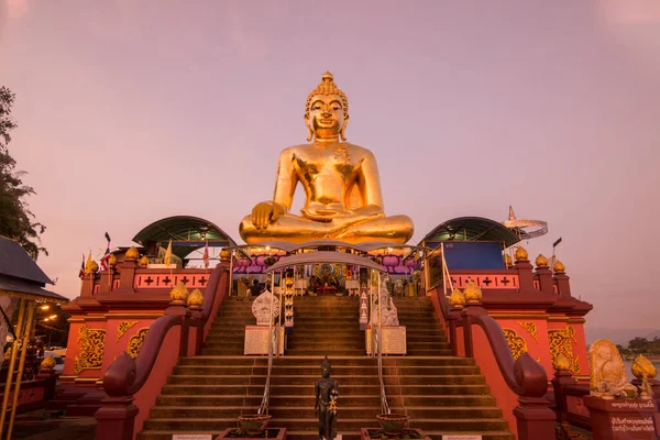 タイ北部の都市チェンライの北にある黄金の三角形のソプラクの町のメコン川にあるドラゴンボート寺院の大仏 チェンマイ ショーン 2019年11月 — ストック写真