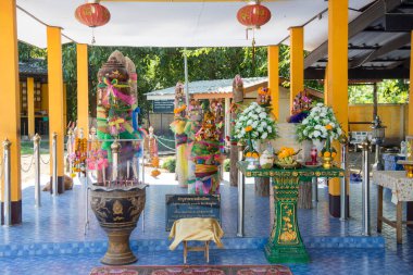 Tayland 'ın Tak ilindeki Tak kasabasındaki Şehir Sütun Tapınağı. Tayland, Tak, Kasım 2019 