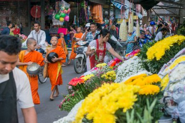 Sabah keşişler, Tahiland 'ın Tak ilindeki Mae Sot kasabasındaki pazardaki çiçek pazarında. Tayland, Mae Sot, Kasım 2019 