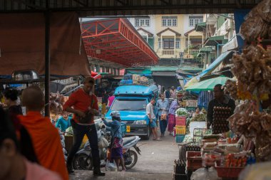 Tahiland 'ın Tak ilindeki Mae Sot kasabasında bir pazar yeri. Tayland, Mae Sot, Kasım 2019 