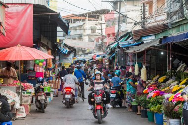 Tahiland 'ın Tak ilindeki Mae Sot kasabasında bir pazar yeri. Tayland, Mae Sot, Kasım 2019 