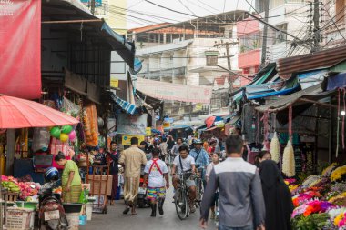 Tahiland 'ın Tak ilindeki Mae Sot kasabasında bir pazar yeri. Tayland, Mae Sot, Kasım 2019 