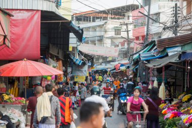 Tahiland 'ın Tak ilindeki Mae Sot kasabasında bir pazar yeri. Tayland, Mae Sot, Kasım 2019 