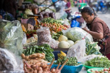 Tahiland 'ın Tak ilinin eski Mae Sot kasabasındaki markette sebze satıyorum. Tayland, Mae Sot, Kasım 2019 