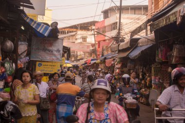 Tahiland 'ın Tak ilindeki Mae Sot kasabasında bir pazar yeri. Tayland, Mae Sot, Kasım 2019 