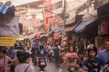 Tahiland 'ın Tak ilindeki Mae Sot kasabasında bir pazar yeri. Tayland, Mae Sot, Kasım 2019 
