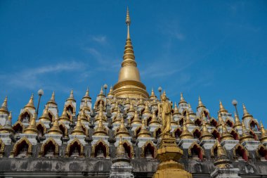 Tahiland 'ın Tak ilindeki Mae Sot kasabası yakınlarındaki Wat Manee Pai Sohn' da. Tayland, Mae Sot, Kasım 2019 