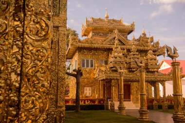 Tahiland 'ın Tak iline bağlı Mae Sot kasabası yakınlarındaki Wat Thai Wattanaram. Tayland, Mae Sot, Kasım 2019 