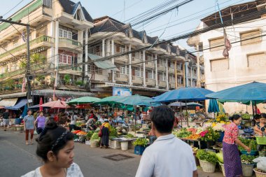 Tahiland 'ın Tak ilinin eski Mae Sot kasabasındaki markette sebze satıyorum. Tayland, Mae Sot, Kasım 2019 