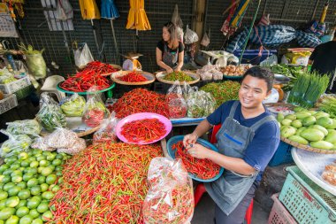 Tahiland 'ın Tak ilinin eski Mae Sot kasabasındaki markette kırmızı biber. Tayland, Mae Sot, Kasım 2019 