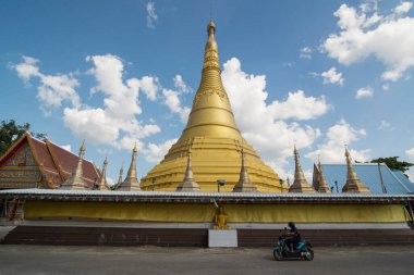 Tahiland 'ın Tak ilindeki Mae Sot kasabasındaki Wat Chumphon Khiri. Tayland, Mae Sot, Kasım 2019 