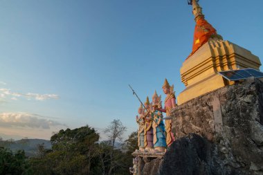Tahiland 'ın Tak ilindeki Mae Sot kasabası yakınlarındaki Phra That Doi Din Chi yakınlarında, Tayland' da bir kayanın tepesinde ve Myanmar sınırında bir Keşiş Tapınağı. Tayland, Mae Sot, Kasım 2019 