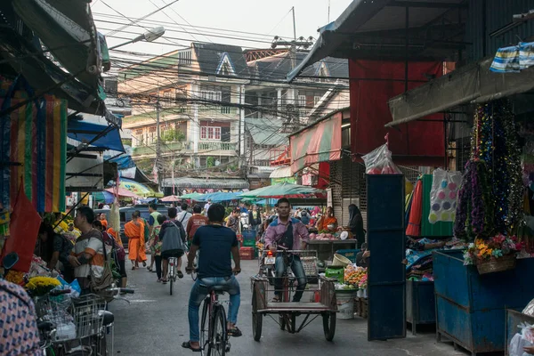 Tahiland 'ın Tak ilindeki Mae Sot kasabasında bir pazar yeri. Tayland, Mae Sot, Kasım 2019 
