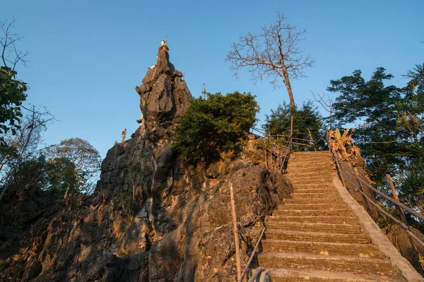 タイの岩の上にあるミャンマーの僧の神殿と タイのタクシー州のメイ ソットの町の近くにあるプラ ザット ディン チー近くのミャンマー国境 ソット 2019年11月 — ストック写真