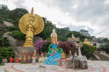Tayland 'ın Hua Hin şehrinin yakınındaki Wat Khao Takiap ya da Maymun Tapınağı. Tayland, Hua Hin, Kasım 2019