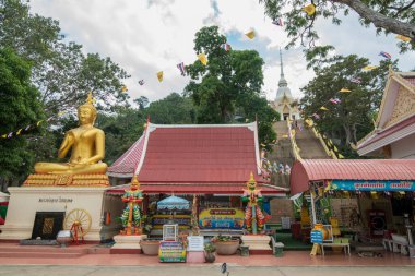 Tayland 'ın Hua Hin şehrinin yakınındaki Wat Khao Takiap ya da Maymun Tapınağı. Tayland, Hua Hin, Kasım 2019
