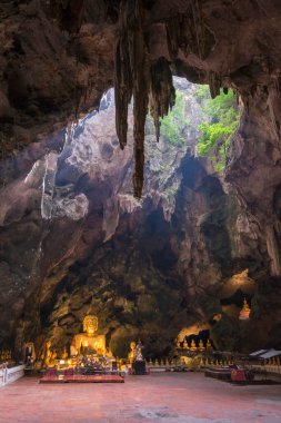 Büyük Buda, Tayland 'ın Phetchaburi eyaletindeki Wat Tham Khao Luang Mağarası' nda ya da Phetchaburi şehrinde bulunur. Tayland, Phetburi, Kasım 2019