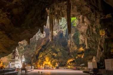 Büyük Buda, Tayland 'ın Phetchaburi eyaletindeki Wat Tham Khao Luang Mağarası' nda ya da Phetchaburi şehrinde bulunur. Tayland, Phetburi, Kasım 2019