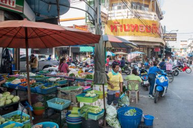 Tayland 'ın Phetchaburi kentindeki Rim Nam Market veya Phetchaburi. Tayland, Phetburi, Kasım 2019