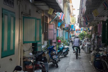 Tayland 'ın Phetchaburi kentindeki Phetchaburi şehrindeki eski bir ahşap evde. Tayland, Phetburi, Kasım 2019