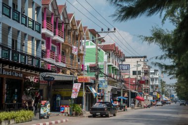Tayland 'ın Phetchaburi eyaletindeki Cha Am kasabasındaki sahil yolunda. Tayland, Phetburi, Kasım 2019