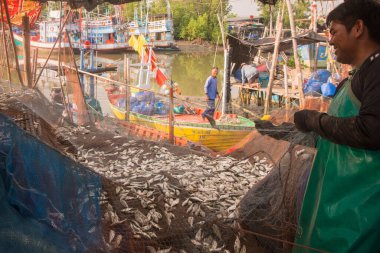 Tayland Körfezi 'nde, Phetchaburi veya Phetchaburi yakınlarındaki Ban Laem Bölgesi' nde balıkçı teknesinde bir aile. Tayland, Phetburi, Kasım 2019