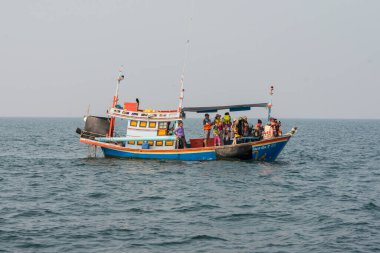 Tayland 'ın Phetchaburi ili yakınlarındaki Ban Laem Bölgesi' nde Tayland Körfezi 'nde bir Tour Boat turnesi. Tayland, Phetburi, Kasım 2019