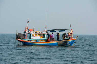 Tayland 'ın Phetchaburi ili yakınlarındaki Ban Laem Bölgesi' nde Tayland Körfezi 'nde bir Tour Boat turnesi. Tayland, Phetburi, Kasım 2019