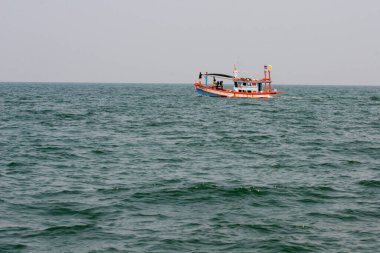 Tayland 'ın Phetchaburi ili yakınlarındaki Ban Laem Bölgesi' nde Tayland Körfezi 'nde bir Tour Boat turnesi. Tayland, Phetburi, Kasım 2019