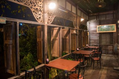 Tayland 'ın Phetchaburi iline bağlı Phetchaburi şehrinde eski bir kasabada bir ahşap ev ve restoran. Tayland, Phetburi, Kasım 2019