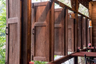 Tayland 'ın Phetchaburi iline bağlı Phetchaburi şehrinde eski bir kasabada bir ahşap ev ve restoran. Tayland, Phetburi, Kasım 2019